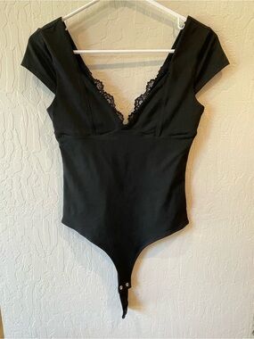 ReoRia Black Lace-Trim V-Neck Cap Sleeve Bodysuit with Snap Closure